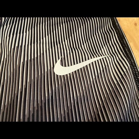 Nike Pro black/white/grey stripe athletic cropped leggings - Picture 5 of 5